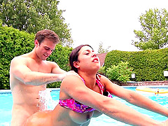 Busty hottie Heidi Van Horny fucking with her BF in the pool