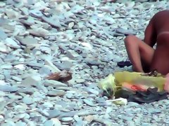 Voyeur. Guy with tanned ass fuck a woman at a public beach